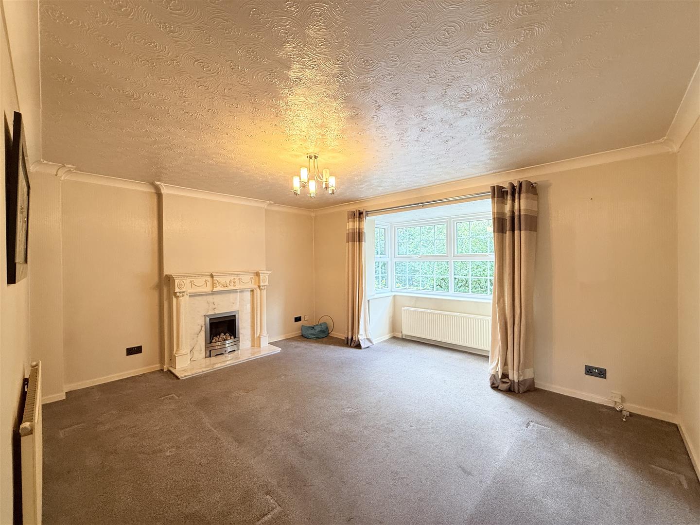 4 bed house - detached in Willow Wood Close, Ashton-Under-Lyne – photo 2